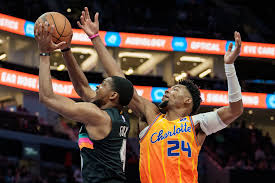 Brandon Miller lidera Hornets em vitória sobre os Spurs na NBA