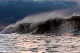 Marinha emite alerta de ressaca com ondas de até 3 metros no litoral de SP