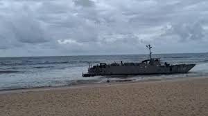 Embarcação da Marinha encosta na beira da Praia de Macumba por 'segurança' e será rebocada