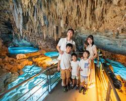 家族が沖縄ワールドを楽しむ様子の画像