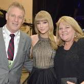 Taylor Swift & Travis Kelce’s Intimate Night at Dad Scott Swift’s Birthday—Whispers, Romance, and a Shocking Revelation-ktien