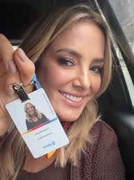 Ticiane Pinheiro celebra crachá da Globo e é 'barrada' na portaria