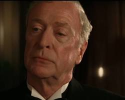 Michael Caine Alfred Pennyworth olarak resmi