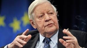 <b>Helmut Schmidt</b> will sich die Zigarette verkneifen - kuemmert-sich-eigentlich-wenig-um-rauchverbote-helmut-schmidt