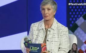 Jornalista da Globo provoca bolsonaristas em palestra sobre ciência: "Bebendo detergente?"