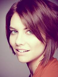 Lauren Cohen is having side bangs on her straight hair. And she is looking cute and appealing. Lauren Cohan short straight hair - Celebrity-short-straight-hairstyles
