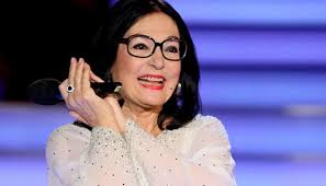 Weiße Rosen blühen heute in Wien. Griechischer Superstar bringt heute ihre Tochter mit in die Wiener Stadthalle. Nana Mouskouri - Weiße Rosen blühen heute ... - nana-mouskouri-weisse-rosen-wien-326272_e