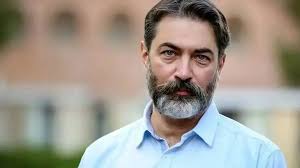 بیوگرافی پارسا پیروزفر، بازیگر سریال سرخ و سیاه + عکس های کودکی تا الان