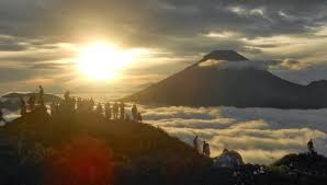 Hasil gambar untuk rekreasi gunung sikunir