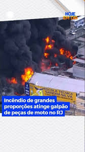 Incêndio de grandes proporções atinge galpão de peças de moto no RJ #HojeEmDia #Shorts