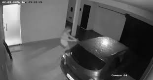 Veículo “fantasma” liga sozinho e derruba portão de casa; assista