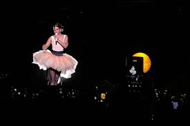 Rosalía faz show sensorial e diz realizar um sonho no Rio - 11/08/2026 - Ilustrada