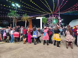 Quadrilha, comidas típicas e parque de diversões: Festa Junina de Votorantim tem noite de abertura com apresentação especial e público diversificado