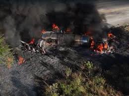 Grave acidente entre carreta-tanque e caminhão interdita BR-116 no Vale do Mucuri