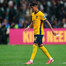 Hincapié é expulso durante México e Equador em mais uma aplicação da ‘Lei Vini Jr.’ na Copa