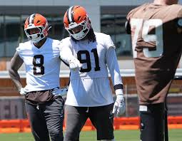 Browns DE Alex Wright tears Achilles, team signs veteran Derek Barnett
