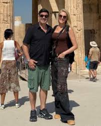 Ana Hickmann encanta na Grécia com calça cargo e decote quadrado ao lado de Edu Guedes