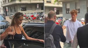 Jannik Sinner e Laila Hasanovic a Milano in tre: il video con Snoopy all'uscita dall'hotel