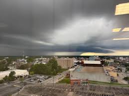 Large hail in Springfield area damages cars, causes power outages
