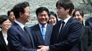 하정우 손 털기