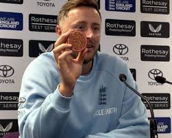 ‘You don’t have many halves’: Robinson and Tongue split cricket ball after heroics