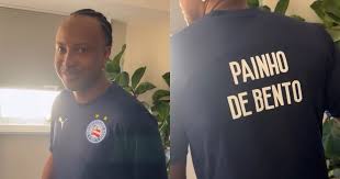 Thiaguinho aparece com camisa personalizada do Bahia em homenagem ao filho Bento