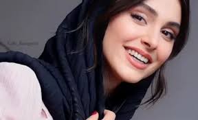 استایل سرخابی لاله مرزبان؛ ترکیب قرمز و آبی او در آستانه درب|اندیشه قرن