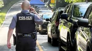 Un corredor encuentra a una mujer apuñalada hasta la muerte junto a un coche, cerca de un sendero en un barrio residencial de lujo a las afueras de Washington D. C.