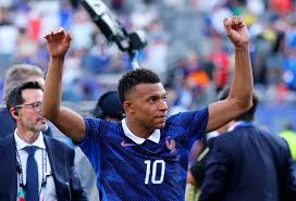 A França retorna ao primeiro lugar no ranking mundial.