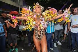 Sabrina Sato usa body cavado, animal print e flores em ensaio da Vila