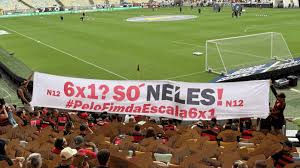 Torcida do Flamengo estende faixa contra 6 x 1 em jogo no Maracanã