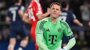 Balljunge weigert sich, Neuer den Ball zu geben