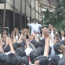 Big B meets fans at Jalsa every Sunday evening