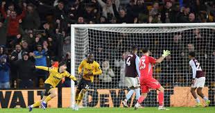 El Aston Villa del Dibu y Buendía perdió contra el último de la Premier y quedó lejos de la punta