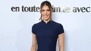 Iris Mittenaere change de tête, elle passe au blond pour les beaux jours !