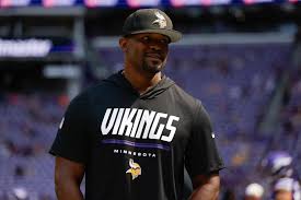 Ben Johnson vs. Brian Flores: The 'mental war' behind Sunday's chess match in Vikings-Bears — Yahoo Sports