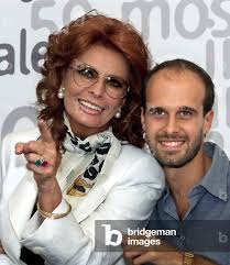 Image of Italian Eduardo Ponti embrace his mother actress ...