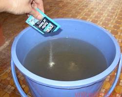 Hình ảnh về Cloramin B being used to disinfect water