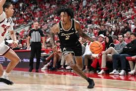 Top 5 player in the transfer portal commits to SEC school over Michigan