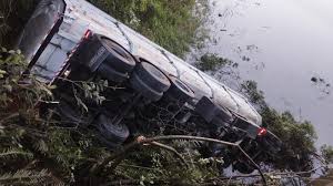 Caminhão cai em represa após sair de pista no Paraná, e motorista desaparece