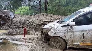 Chamoli Rain: घर छोड़ अस्पताल में ली ग्रामीणों ने शरण….कई मवेशी मरे, बदरीनाथ हाईवे पर मलबे में फंसा वाहन
