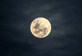¿En qué fase lunar estamos hoy en Uruguay?: a qué hora ver el cielo nocturno este 28 de octubre de 2026