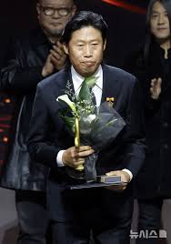 유해진, '신변보호 해제' 후 첫 공식석상서 대통령 표창…"좋은 영화로 보답"