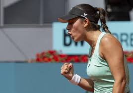 La amazona que manda callar a sus críticos con un tatuaje en el dedo