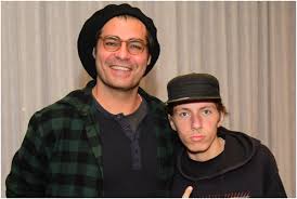 Discreto, Thiago Lacerda curte show de rock com filho mais velho no Rio