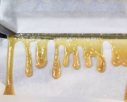 Imagen de Rosin Concentrate Being Pressed