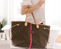 woman carrying a Louis Vuitton Neverfull bagの画像