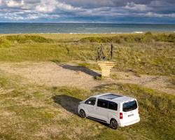 Bilde av Opel Vivaro driving on a sandy beach