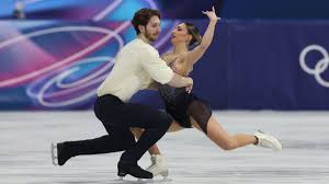 Sara Conti e Niccolò Macii sulle note di Caruso: il significato del costume della pattinatrice