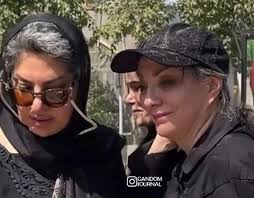 بی‌قراری حمیرا ریاضی در مراسم تشییع پیکر مادرش